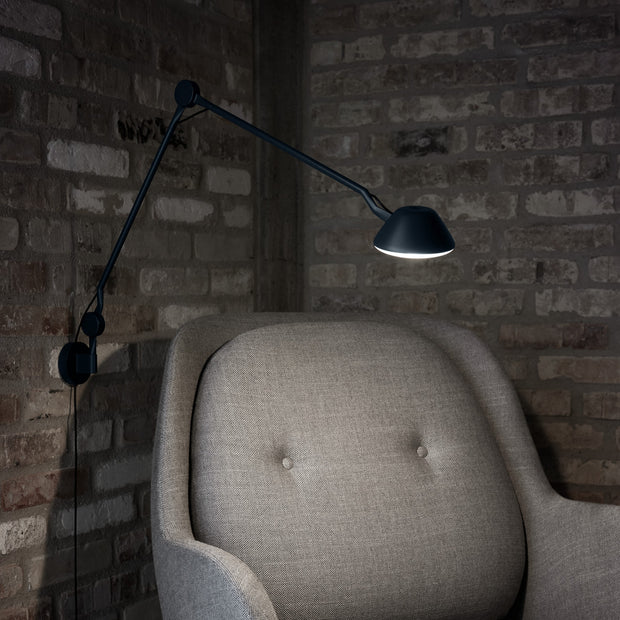 Fritz Hansen Stolní lampa AQ01, Black - DESIGNSPOT
