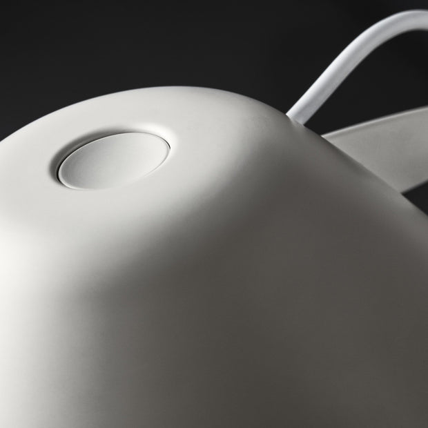 Fritz Hansen Stolní lampa AQ01, White - DESIGNSPOT
