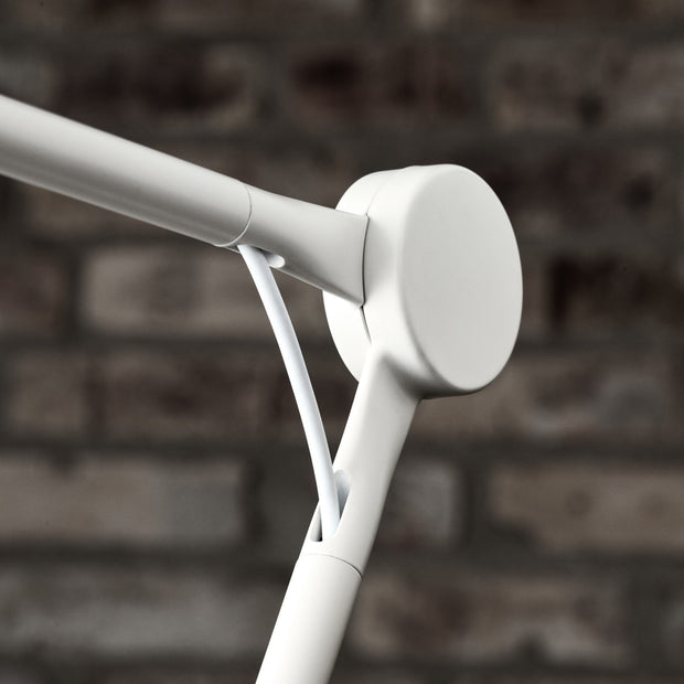 Fritz Hansen Stolní lampa AQ01, White - DESIGNSPOT