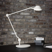 Fritz Hansen Stolní lampa AQ01, White - DESIGNSPOT