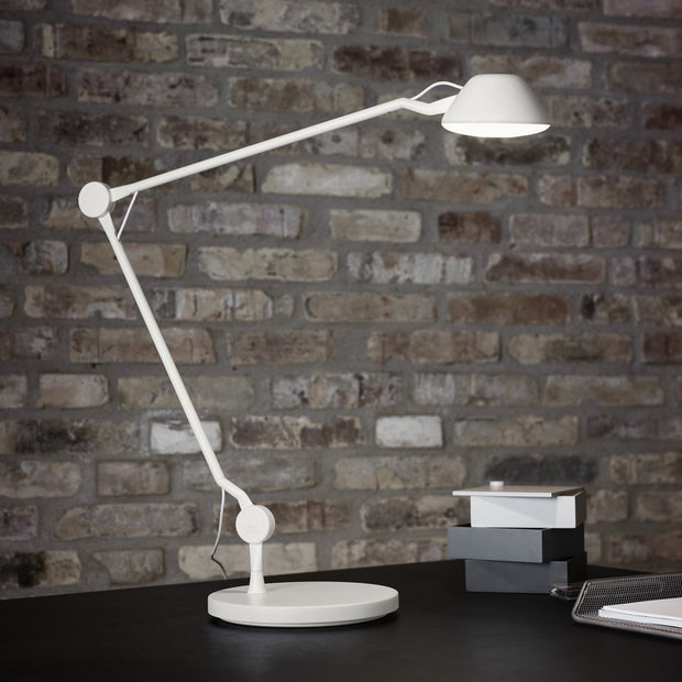 Fritz Hansen Stolní lampa AQ01, White - DESIGNSPOT