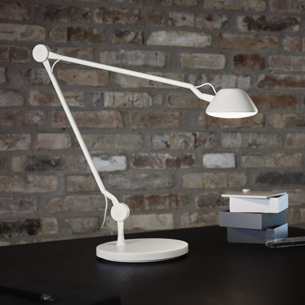 Fritz Hansen Stolní lampa AQ01, White - DESIGNSPOT