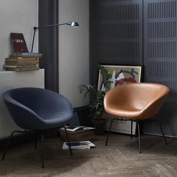 Fritz Hansen Stolní lampa AQ01, White - DESIGNSPOT