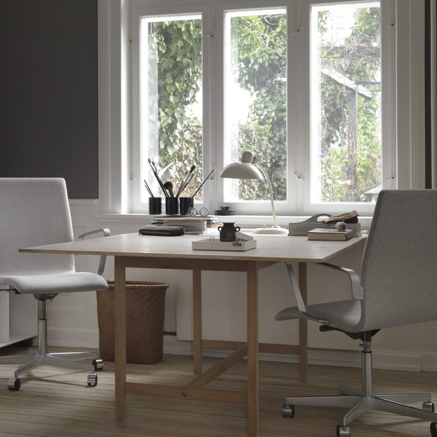 Fritz Hansen Stolní lampa Kaiser Idell, White - DESIGNSPOT