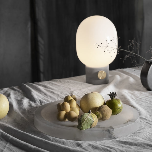 Audo Copenhagen Stolní lampa JWDA Concrete, Light Grey / Brass - DESIGNSPOT