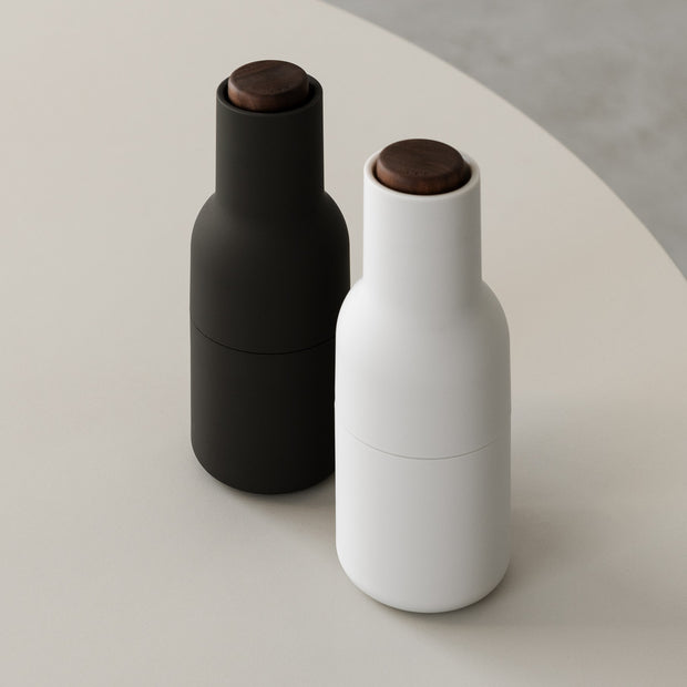 Audo Copenhagen Mlýnky na sůl a pepř Bottle, Ash / Carbon, Walnut Lid, set 2ks - DESIGNSPOT