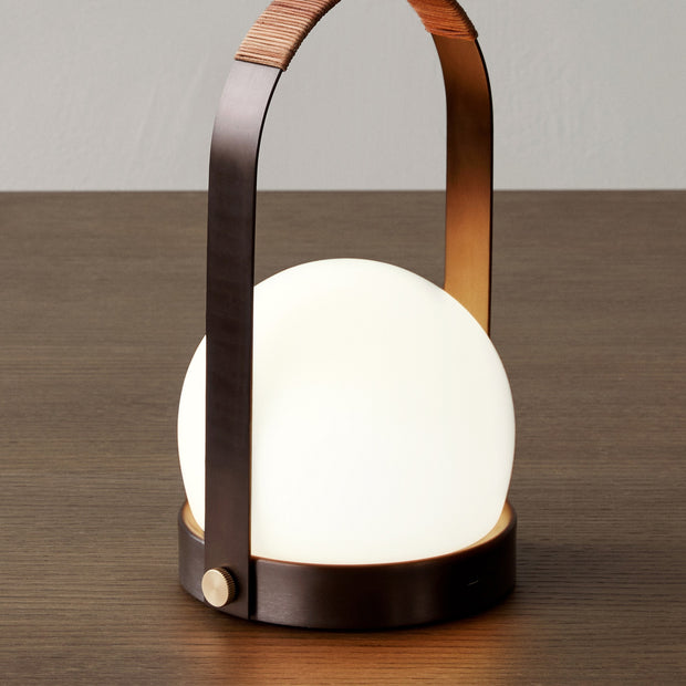 Audo Copenhagen Přenosná lampa Carrie Portable, Bronzed Brass - DESIGNSPOT