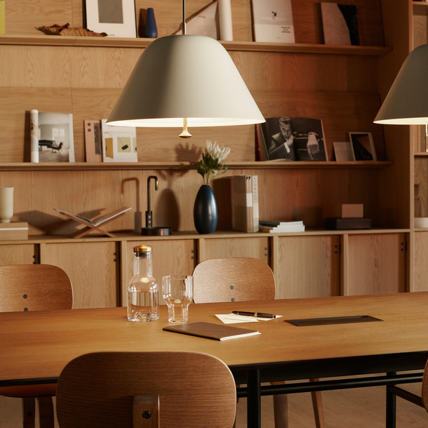 Audo Copenhagen Závěsná lampa Levitate 28, Black / Brass - DESIGNSPOT