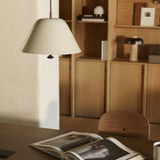 Audo Copenhagen Závěsná lampa Levitate 28, Black / Brass - DESIGNSPOT