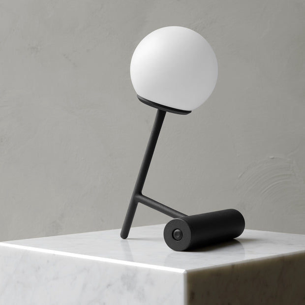 Audo Copenhagen Stolní lampa Phare Portable, Light Grey - DESIGNSPOT