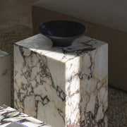 Audo Copenhagen Odkládací stolek Plinth Cubic, Rose Marble - DESIGNSPOT