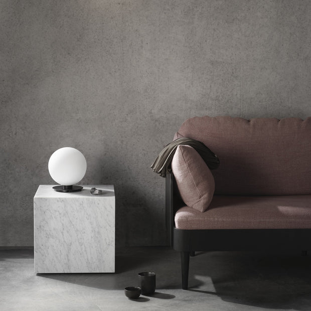 Audo Copenhagen Odkládací stolek Plinth Cubic, White Marble - DESIGNSPOT