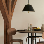 Audo Copenhagen Závěsná lampa Levitate 40, Saga Green / Brass - DESIGNSPOT