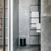 Audo Copenhagen Žebřík na ručníky Towel, Black / Dark Ash - DESIGNSPOT
