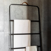 Audo Copenhagen Žebřík na ručníky Towel, Black / Dark Ash - DESIGNSPOT