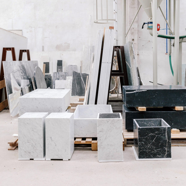 Audo Copenhagen Podstavec Plinth Tall, Grey Marble - DESIGNSPOT