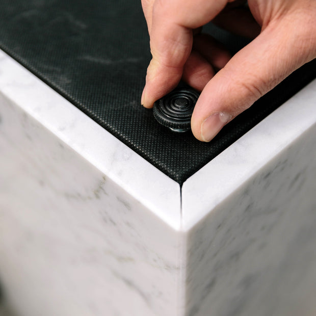 Audo Copenhagen Odkládací stolek Plinth Cubic, Grey Marble - DESIGNSPOT