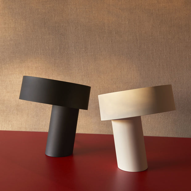 HAY Stolní lampa Slant, Soft Black - DESIGNSPOT