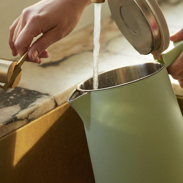 Hay Rychlovarná konvice Sowden 1,5l, Brown - DESIGNSPOT