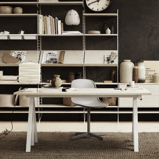 Police na časopisy Magazine Shelf 58 x 30, Ash – STRING | DESIGNSPOT