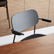 Audo Copenhagen Židle Co Chair s područkami, Black / Natural Oak - DESIGNSPOT