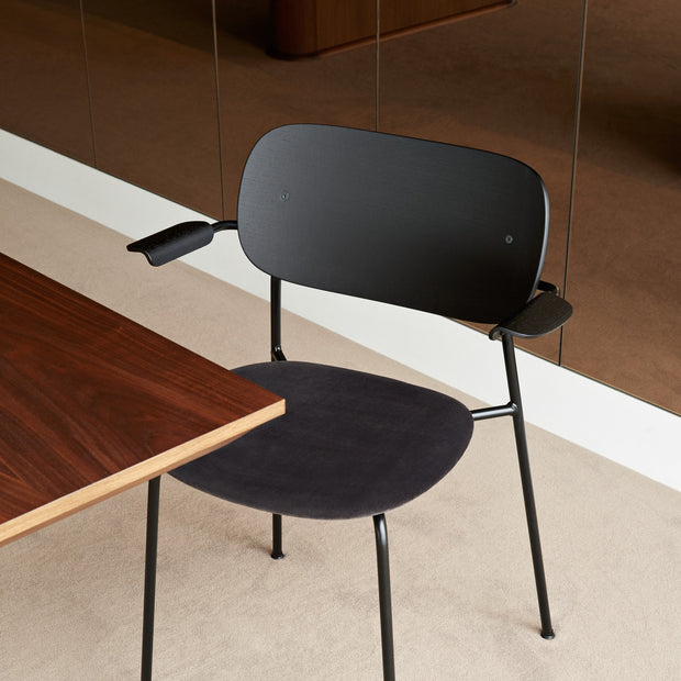 Audo Copenhagen Židle Co Chair s područkami, Black / Dark Oak - DESIGNSPOT