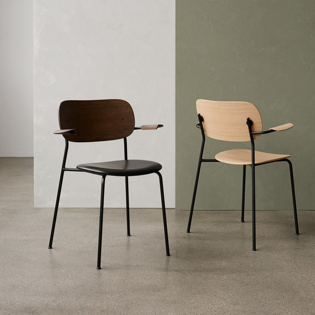 Audo Copenhagen Židle Co Chair s područkami, Black / Black Oak - DESIGNSPOT