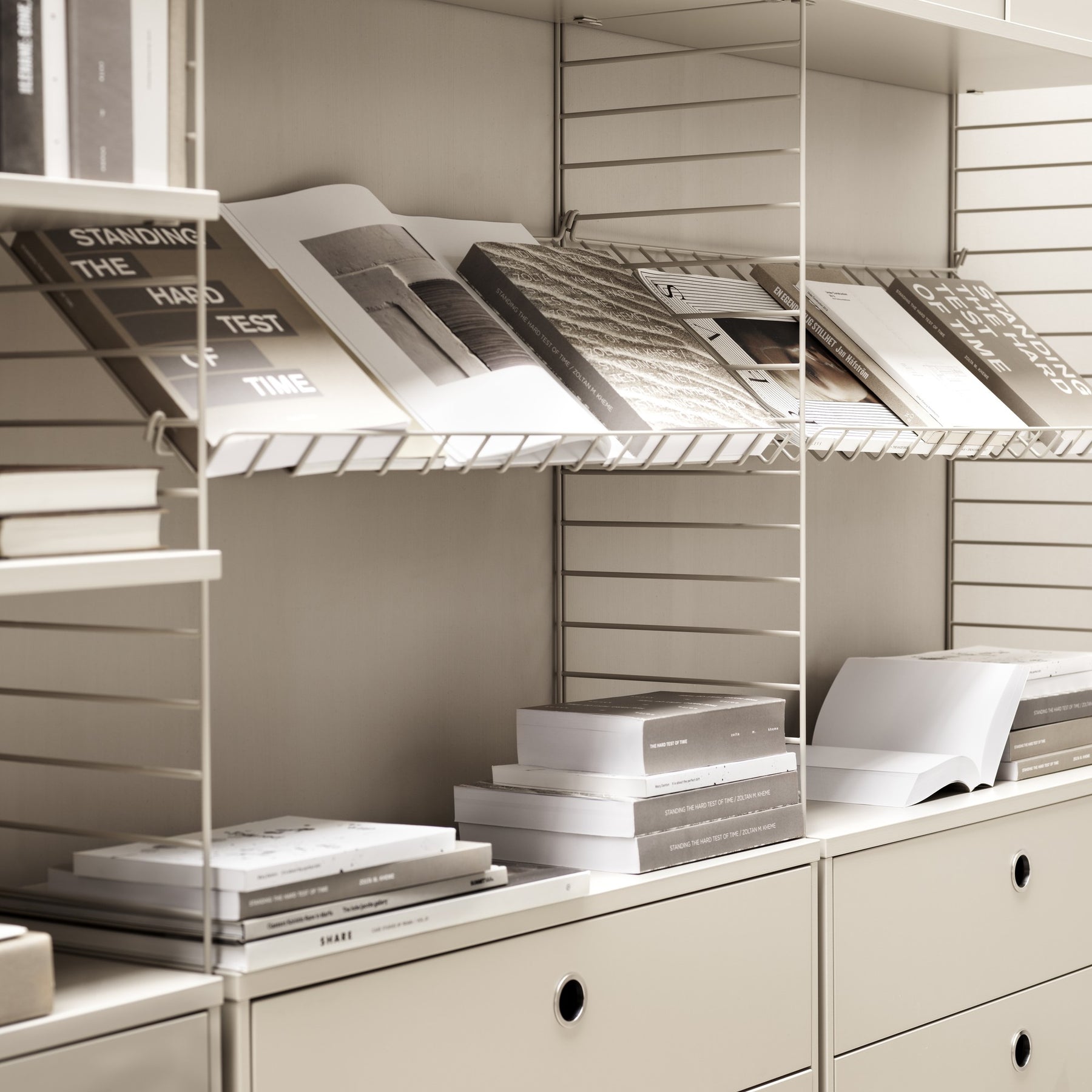 STRING Police na časopisy Magazine Shelf 78 x 30, Beige | DESIGNSPOT
